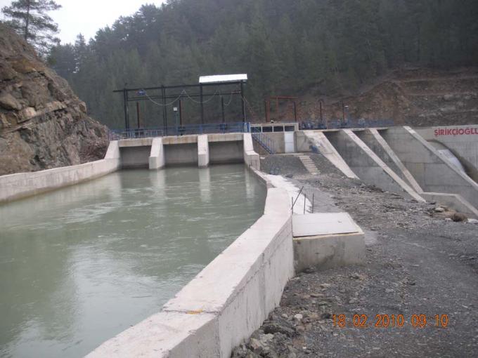 водяной канал завода гидроэлектроэнергии